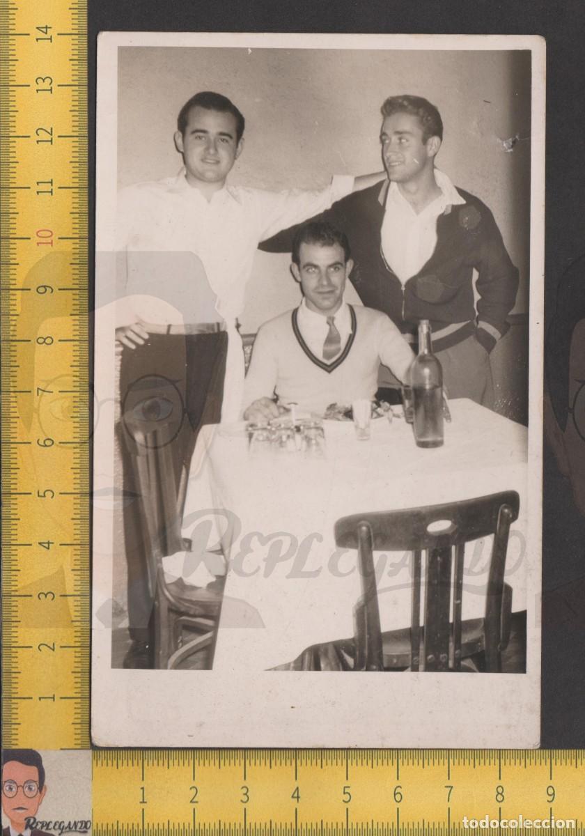 Alte Fotografie: TRIO DE GUAPOS AMIGOS POSAN EN MESA DE RESTAURANTE - HOMBRES SEXYS - FOTO ANTIGUA A&Ntilde;OS 40/50 - LGTB