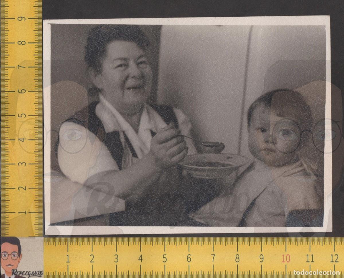 Alte Fotografie: SE&Ntilde;ORA DA DE COMER PLATO DE SOPA A SIMP&Aacute;TICO NI&Ntilde;O BEB&Eacute; - FOTO ANTIGUA A&Ntilde;OS 50 - ABUELA ESPA&Ntilde;A NIETO