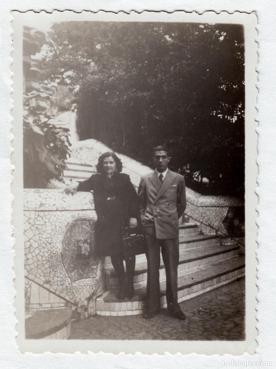 Fotograf&iacute;a antigua: Pareja en la escalera del Parque G&uuml;ell de Barcelona. Mosaico, trencad&iacute;s. A&ntilde;os 30-40 fk