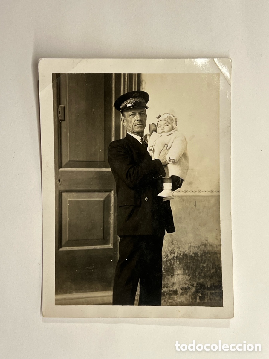 Fotograf&iacute;a antigua: FERROCARRIL.. Fotograf&iacute;a el Jefe de Estaci&oacute;n con su hija en brazos&hellip; (h.1930?)