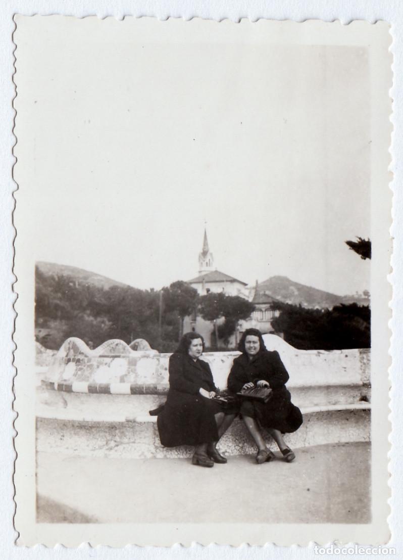 Fotograf&iacute;a antigua: Bonita foto. Casa Museo de Gaud&iacute; desde el Parque G&uuml;ell. A&ntilde;os 40.
