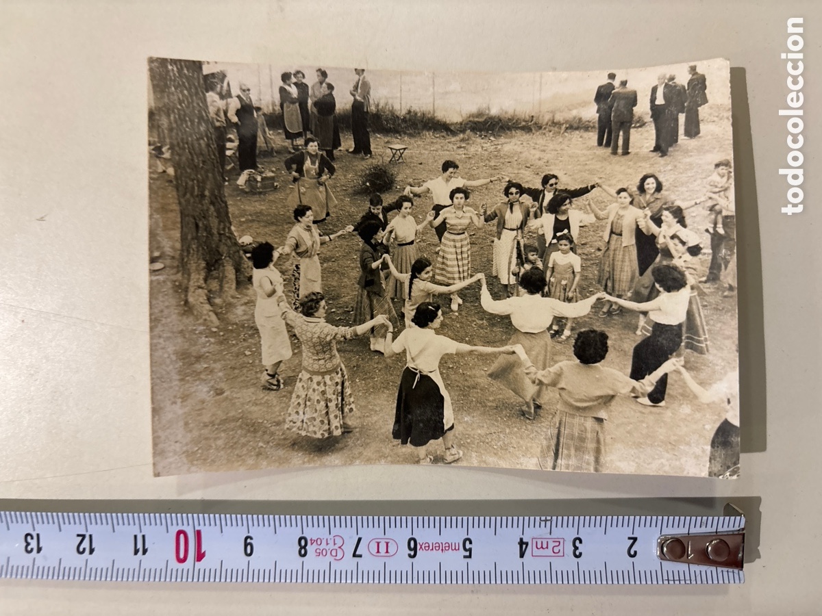 Fotografia antica: FOTO. FINAL DE FIESTA POPULAR CATALANA, UNA SARDANA. LOCALIDAD?. FOT&Oacute;GRAFO?.