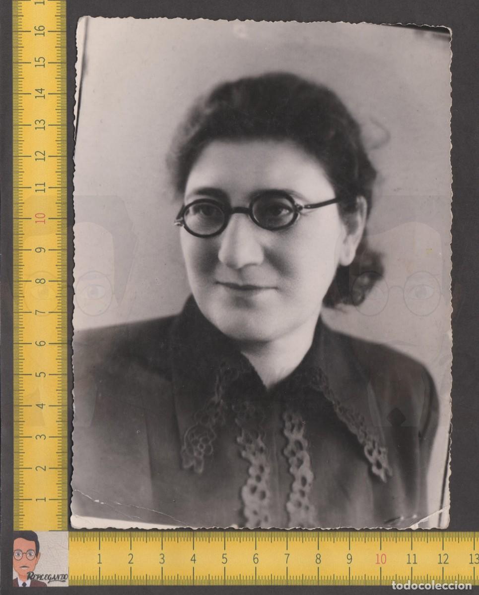 Alte Fotografie: RETRATO SE&Ntilde;ORA BLUSA Y GAFAS PASTA - CHICA MUJER MEDIA SONRISA - FOTO ANTIGUA ESTUDIO A&Ntilde;OS 40/50