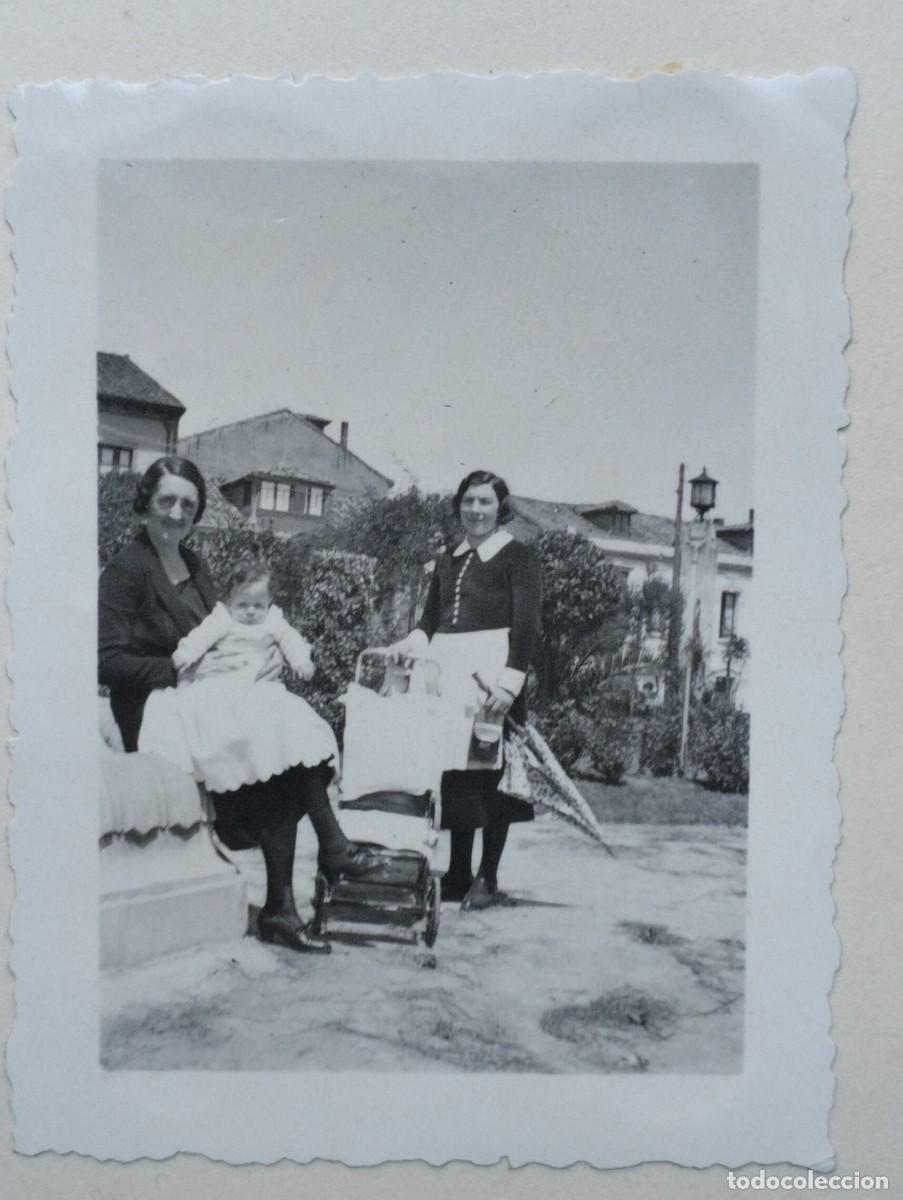 Fotografia antiga: Fotograf&iacute;a antigua de Nore&ntilde;a (Asturias) de una mujer con un beb&eacute; y su sirvienta. A&ntilde;o 1933