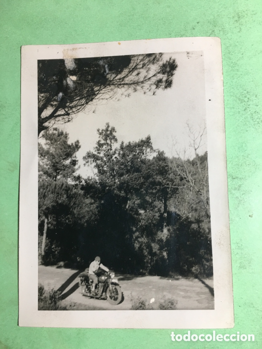 Fotograf&iacute;a antigua: ANTIGUA B/N HOMBRE EN MOTO POR CAMINO SECUNDARIO