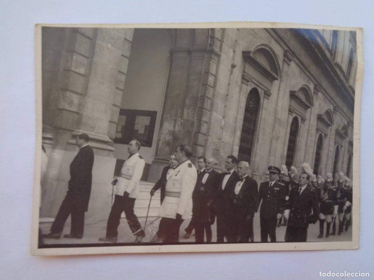 Fotografia antiga: FOTO JEFES DE FALANGE Y AUTORIDADES ENTRANDO EN EL AYUNTAMENTO DE SEVILLA, 1959