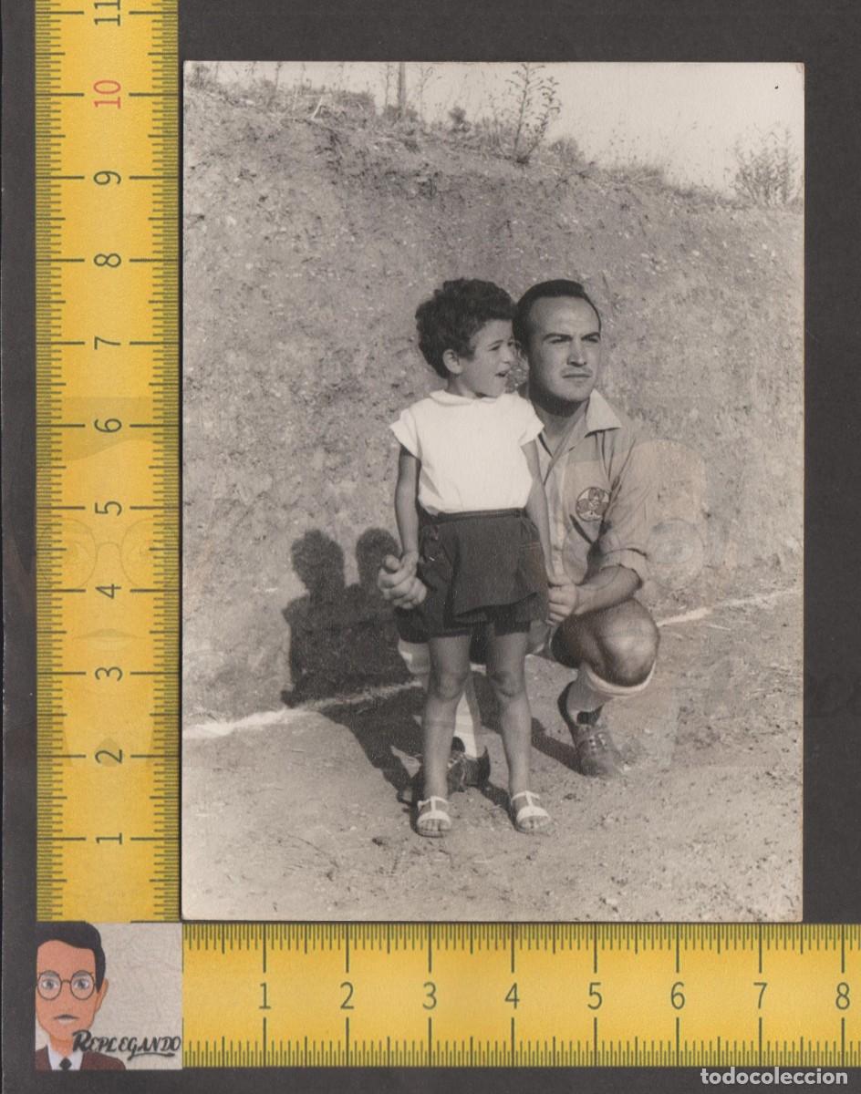 Alte Fotografie: FUTBOLISTA JUGADOR EQUIPO FUTBOL ESCUDO TREBOL Y PELOTA CON NI&Ntilde;A - FOTO ANTIGUA A&Ntilde;OS 40/50 - &iquest;DENIA?