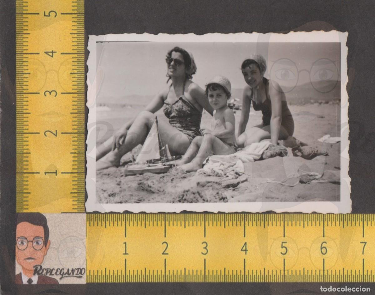 Alte Fotografie: MUJER BA&Ntilde;ADOR Y NI&Ntilde;AS EN PLAYA MAR CON BARCO VELA JUGUETE - FOTO ANTIGUA A&Ntilde;OS 50 - INFANCIA ESPA&Ntilde;A