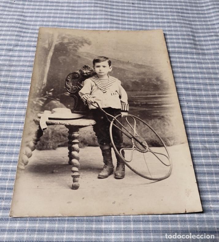 Fotograf&iacute;a antigua: Fotograf&iacute;a ni&ntilde;o con juguete. Rueda. Sin datos.