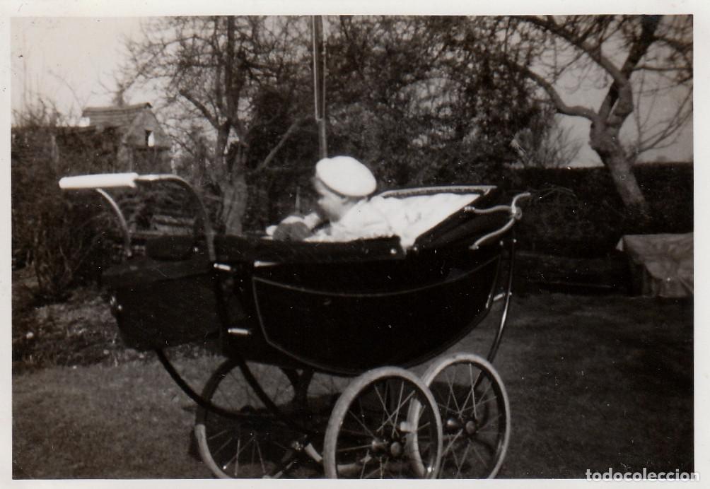 Antique Photography: Ni&ntilde;o peque&ntilde;o. Beb&eacute; en antiguo carrito. A&ntilde;os 50. mj