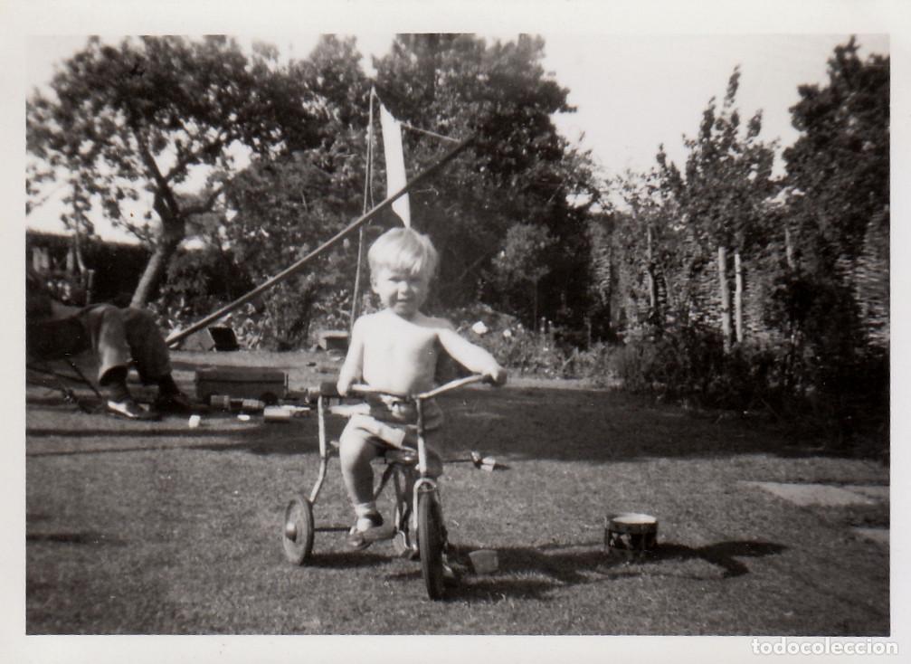 Alte Fotografie: Ni&ntilde;o peque&ntilde;o con un triciclo. A&ntilde;os 50. mj