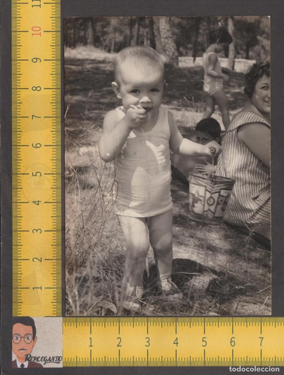 Antique Photography: SIMP&Aacute;TICA NI&Ntilde;A CON CUBO DE JUGUETE EN EL CAMPO - FOTO ANTIGUA A&Ntilde;O 1961 - INFANCIA FELIZ ESPA&Ntilde;A