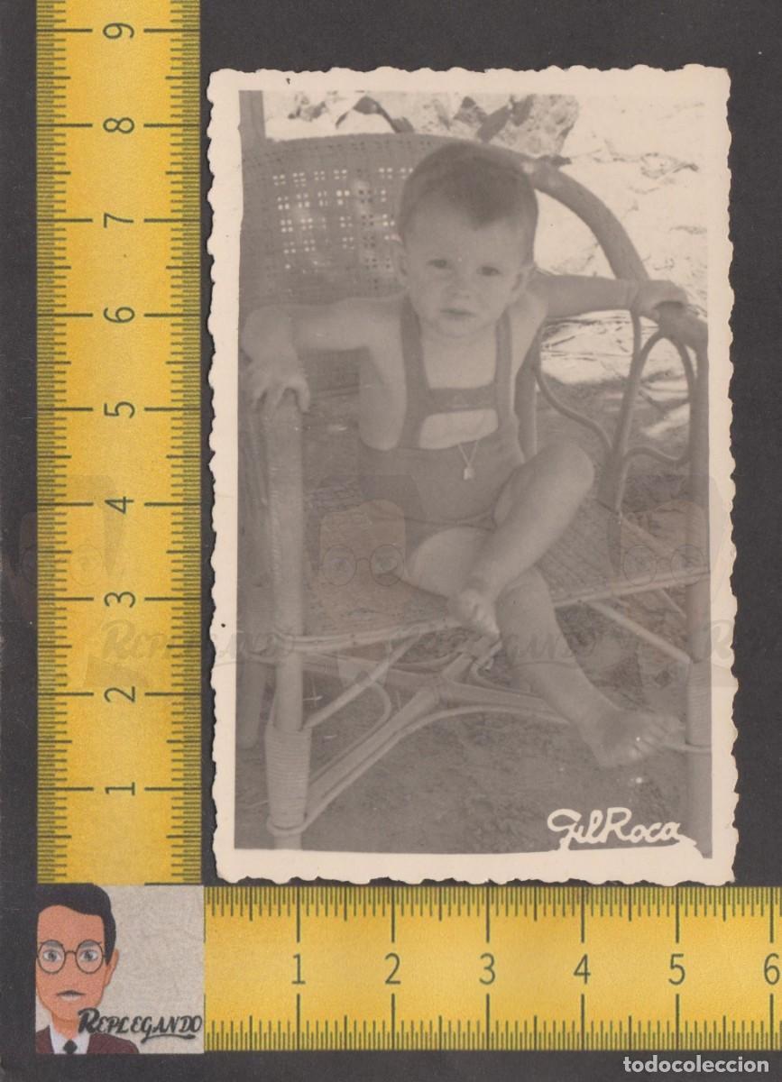 Photographie ancienne: NI&Ntilde;O PETO MONO SENTADO EN SILL&Oacute;N SILLA MIMBRE - FOTO ANTIGUA A&Ntilde;O 1950 - INFANCIA CASTELL&Oacute;N GIL ROCA