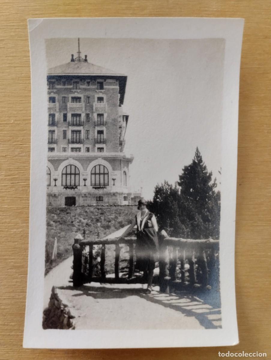 Fotografia antiga: Fotograf&iacute;a antigua de una mujer posando frente al Grand Hotel Font Romeu. A&ntilde;os 20. (MSPM)