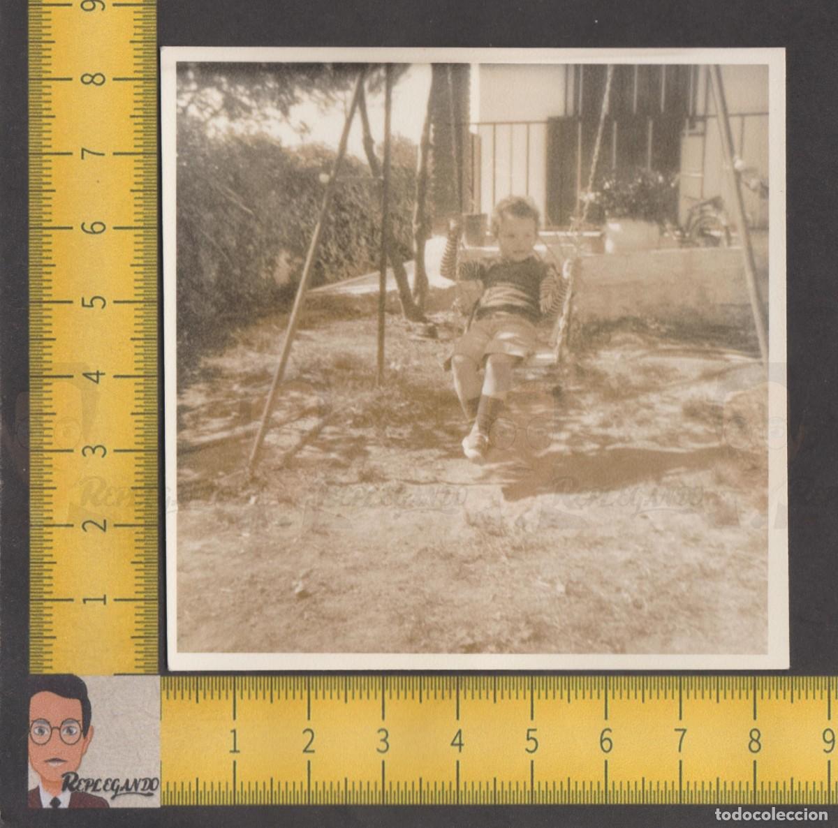 Antique Photography: NI&Ntilde;O COLUMPI&Aacute;NDOSE EN COLUMPIO JARD&Iacute;N CASA - FOTO ANTIGUA A&Ntilde;OS 60 - ESPA&Ntilde;A INFANCIA FELIZ