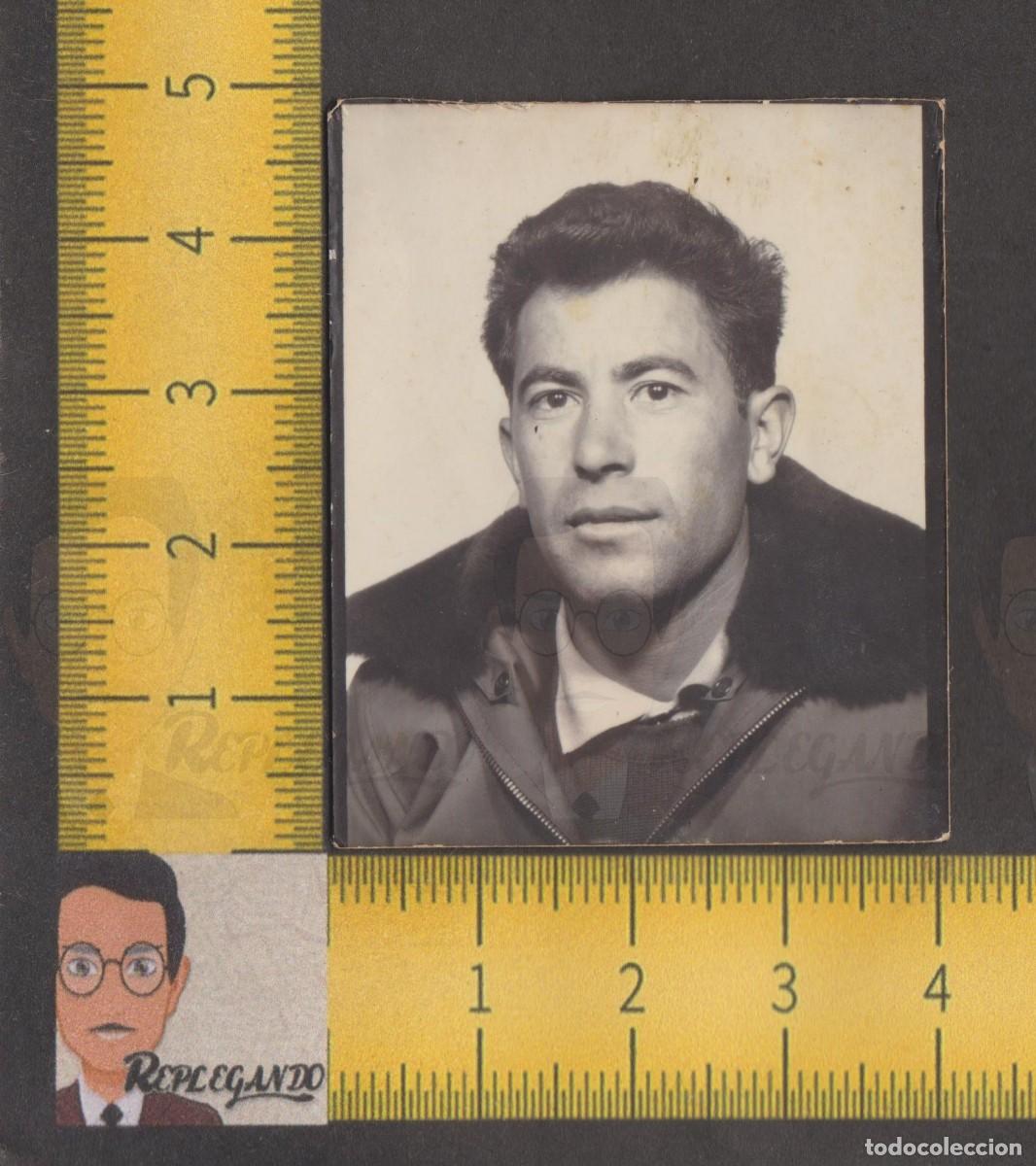 Fotografia antica: FOTOMATON - GUAPO HOMBRE JOVEN CHAQUETA CUELLO BORREGUILLO - FOTO ANTIGUA A&Ntilde;OS 50 - PHOTOMATON