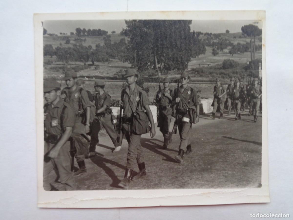 Fotografia antiga: FOTO DE MILITAR CON ROPA DE CAMPA&Ntilde;A EN MARCHA , CADETES DE PRIMER CURSO