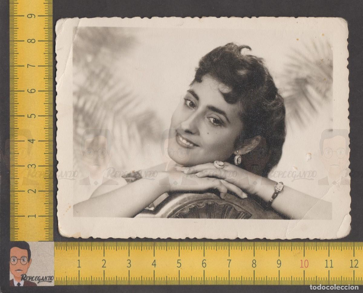 Alte Fotografie: RETRATO GUAPA CHICA JOVEN SONRISA Y LUNAR POSANDO - MUJER BELLA - FOTO ANTIGUA ESTUDIO A&Ntilde;OS 40