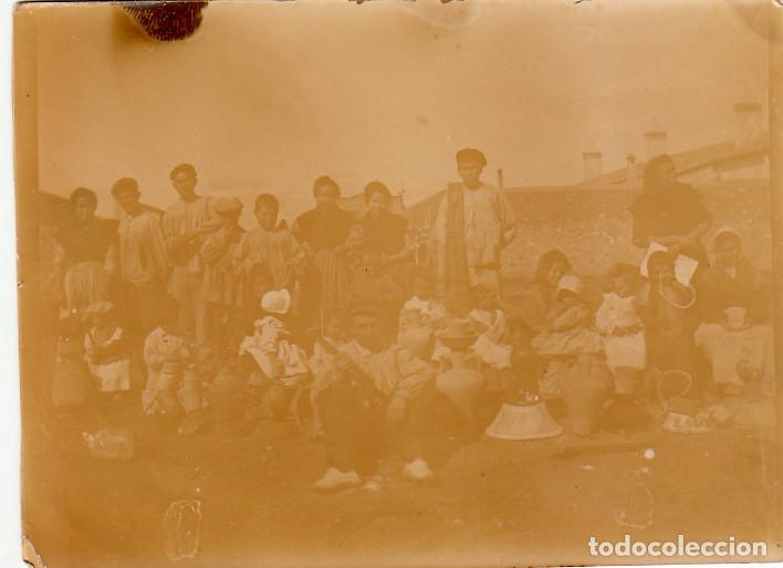 Fotograf&iacute;a antigua: Preciosa foto costumbrista. Labradores. Ni&ntilde;os. Grupo de personas con c&aacute;ntaros. 1900-10 cb