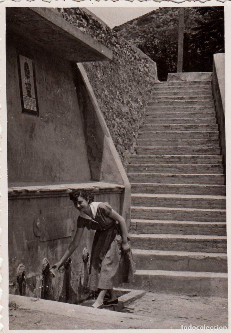 Fotografia antica: Dama moj&aacute;ndose las manos en una fuente con varios ca&ntilde;os y junto a unas escaleras. A&ntilde;os 50-60 &ntilde;h
