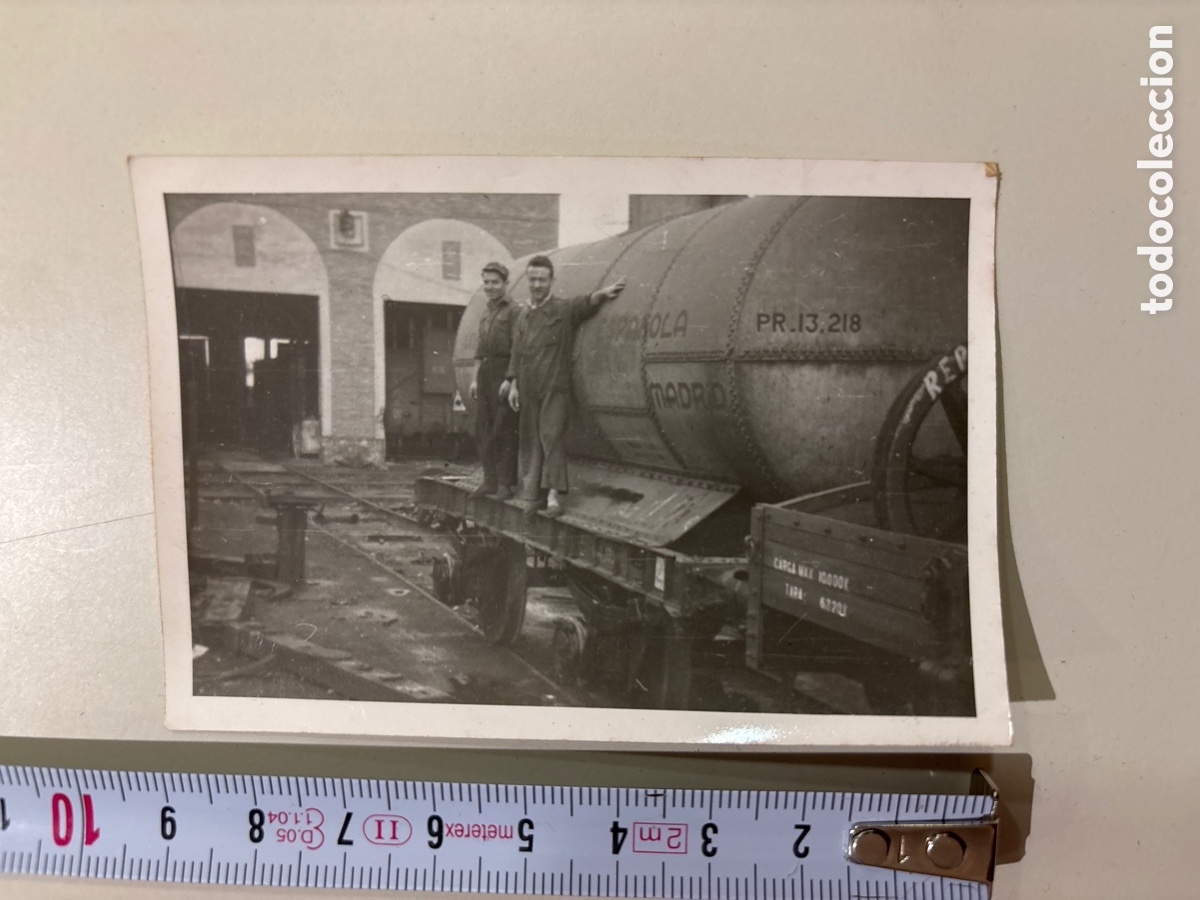 Fotograf&iacute;a antigua: FOTO. TRABAJADORES MECANICOS DEL FERROCARRIL MONTADOS EN UN VAG&Oacute;N DE TRANSPORTES DE L&Iacute;QUIDOS. FOT?.