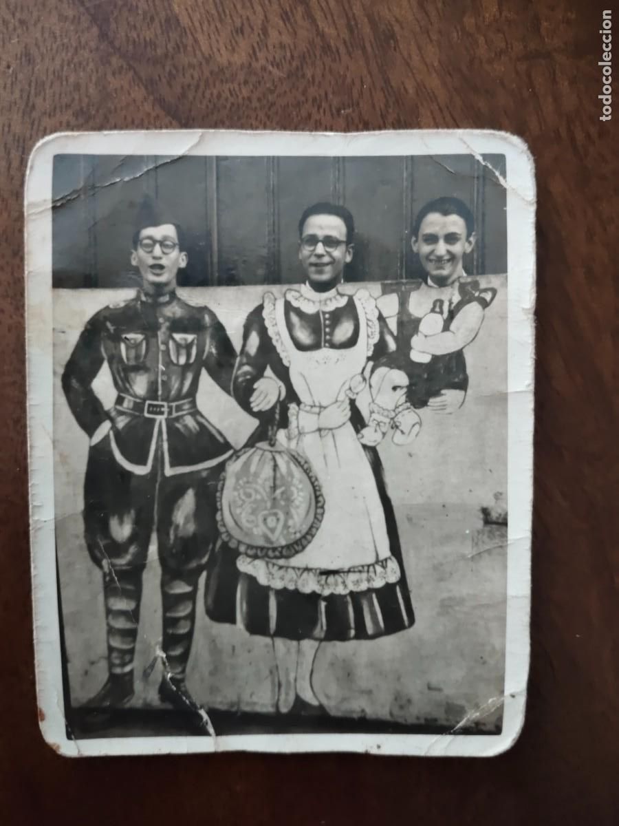 Fotografia antica: Fotograf&iacute;a amigos en biombo trampantojo. A&ntilde;o 1944.