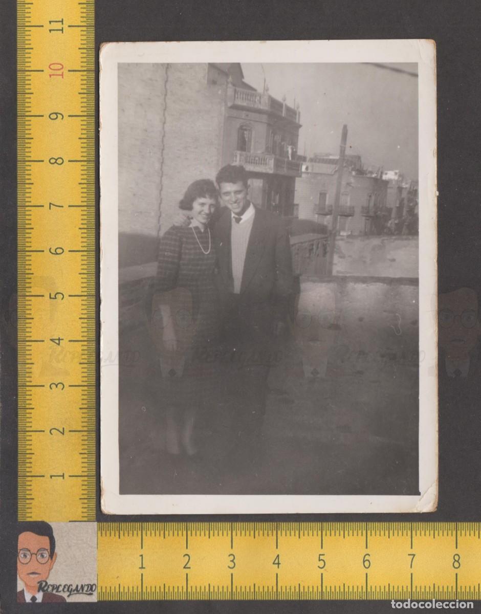 Alte Fotografie: PAREJA ENAMORADOS NOVIOS POSAN EN TERRAZA SONRIENDO - HOMBRE MUJER - FOTO ANTIGUA A&Ntilde;OS 40 - AMOR