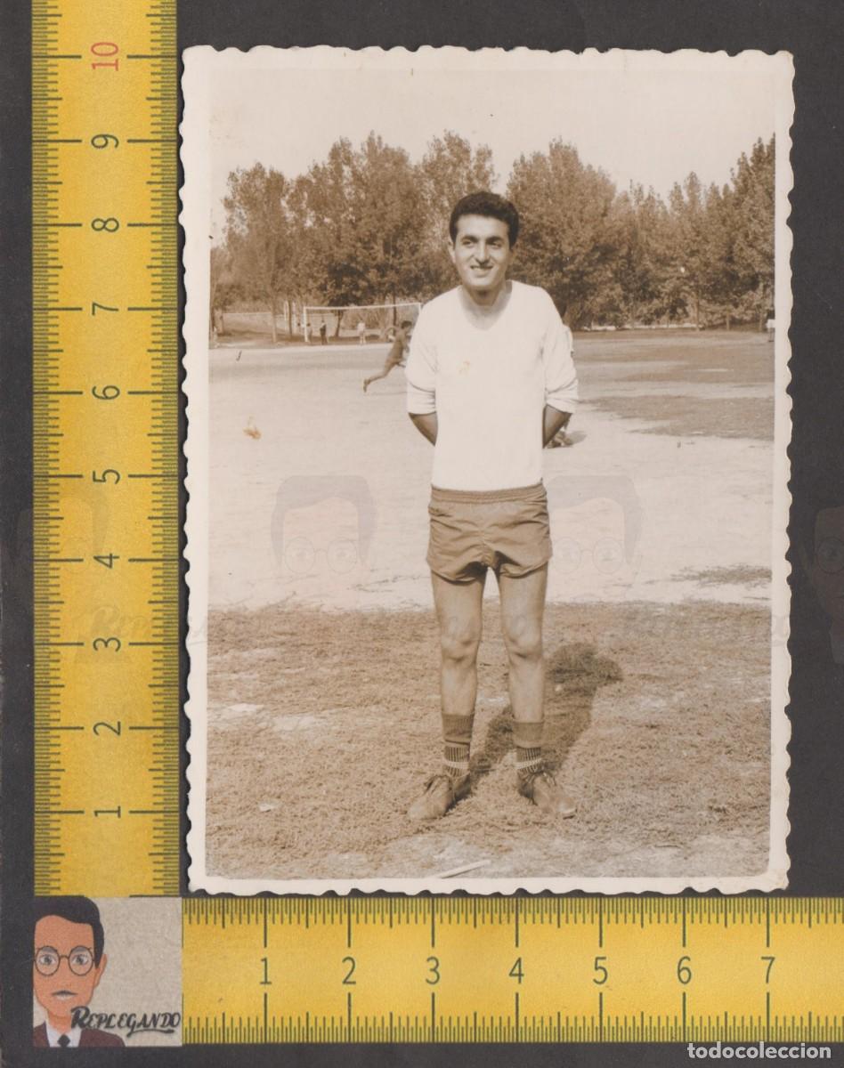 Alte Fotografie: HOMBRE FUTBOLISTA POSA SONRIENDO EN CAMPO DE F&Uacute;TBOL DE HUESCA - FOTO ANTIGUA A&Ntilde;O 1962 - ARAG&Oacute;N