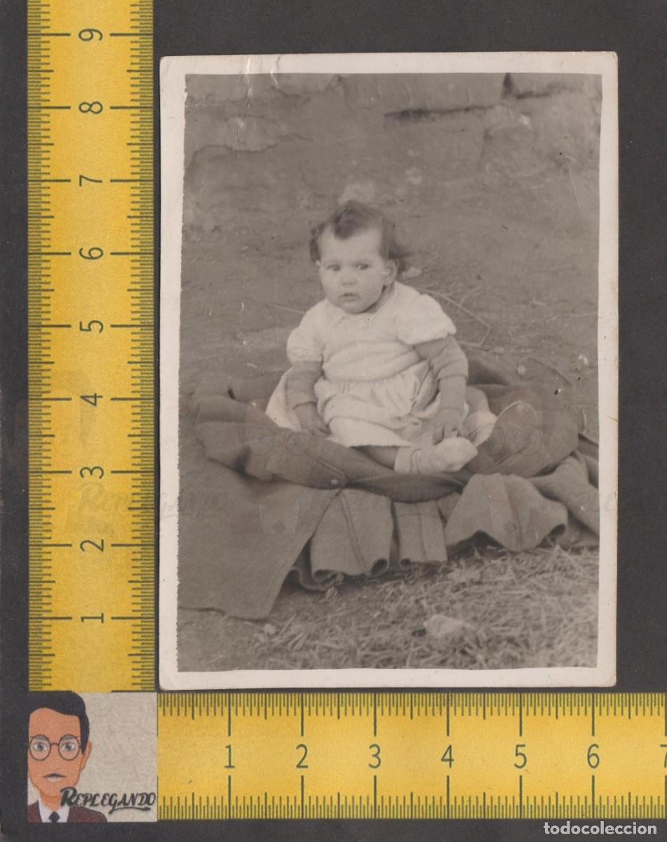 Alte Fotografie: SIMP&Aacute;TICA NI&Ntilde;A SENTADA SOBRE UN ABRIGO EN EL CAMPO / FOTO ANTIGUA A&Ntilde;OS 40 / INFANCIA FELIZ ESPA&Ntilde;A