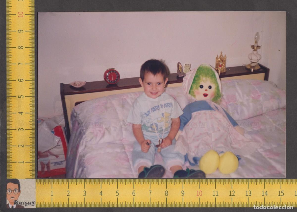 Fotograf&iacute;a antigua: NI&Ntilde;A CON CAMISETA RIOLE&Oacute;N SAFARI PARK Y MU&Ntilde;ECA DE TRAPO EN CAMA - FOTO ANTIGUA A&Ntilde;OS 80/90 - JUGUETE