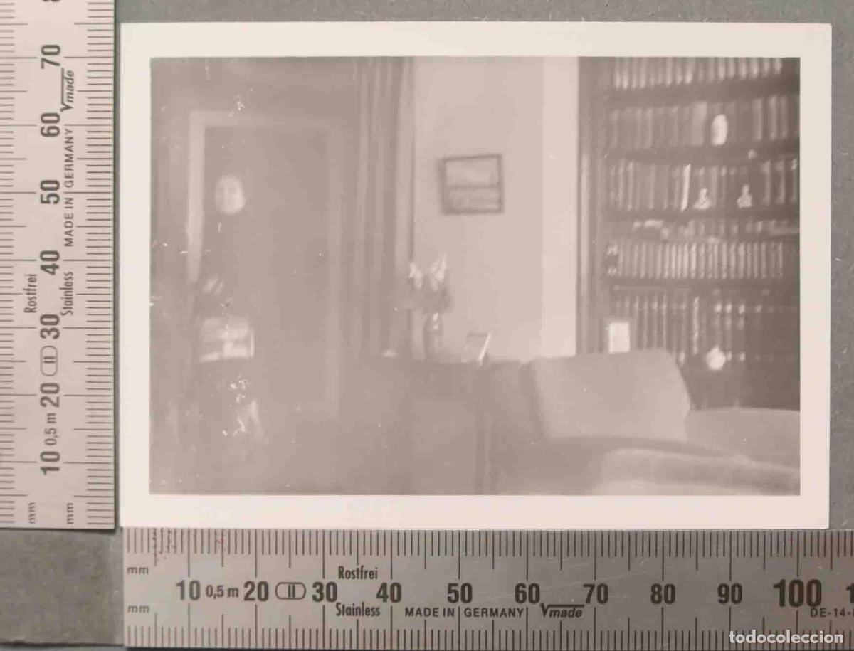 Fotograf&iacute;a antigua: FOTOGRAFIA. INTERIOR CASA. ESTANTERIA LIBROS AGUILAR HACIA 1950