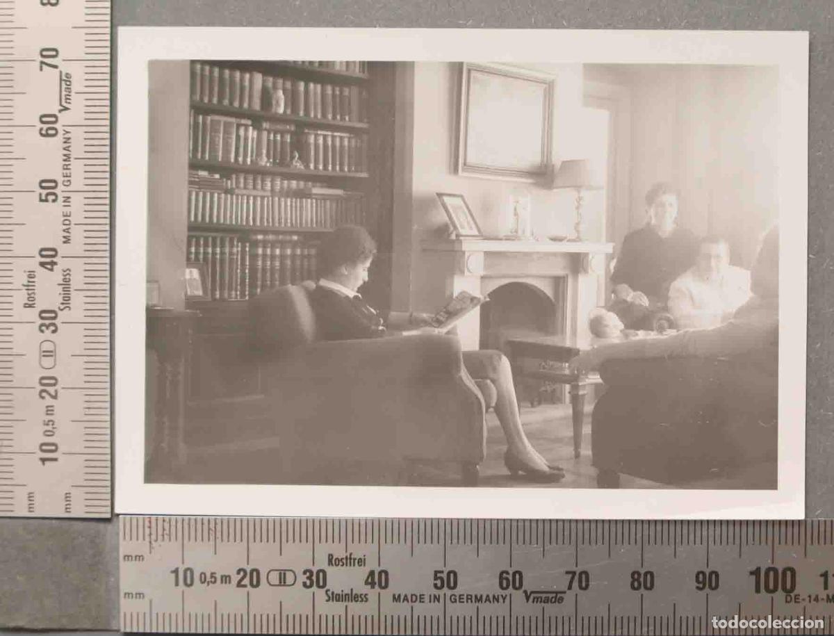 Fotograf&iacute;a antigua: FOTOGRAFIA. ESCENA INTERIOR. ESTANTERIA LIBROS AGUILAR. HACIA 1950