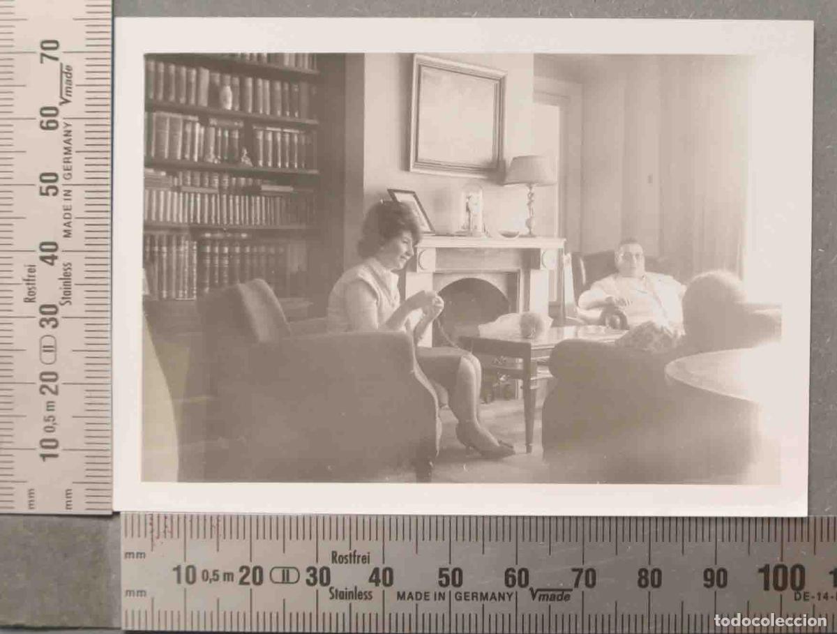 Fotograf&iacute;a antigua: FOTOGRAFIA. ESCENA INTERIOR. ESTANTERIA LIBROS AGUILAR. HACIA 1950