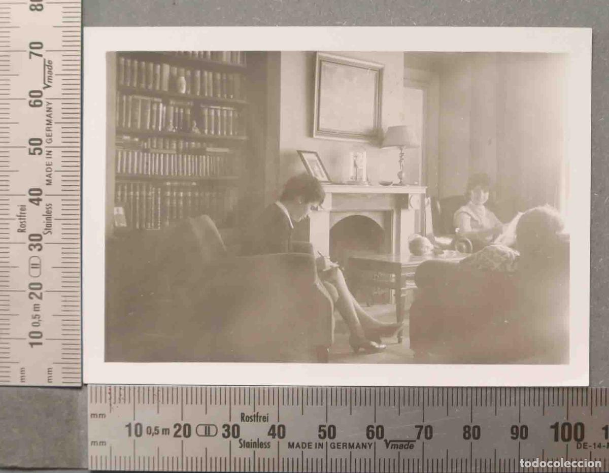 Fotograf&iacute;a antigua: FOTOGRAFIA. ESCENA INTERIOR. ESTANTERIA LIBROS AGUILAR. HACIA 1950