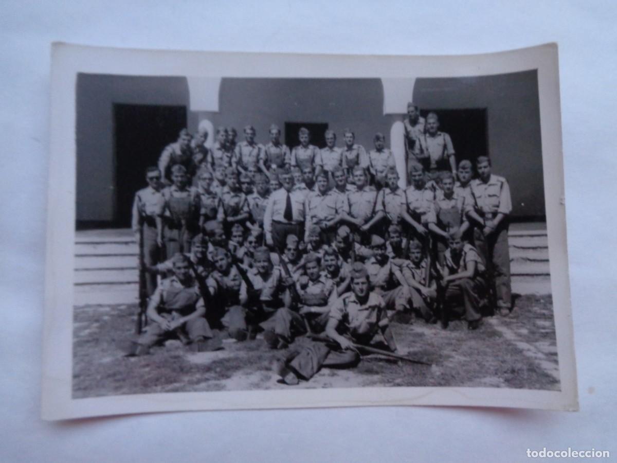 Fotograf&iacute;a antigua: AVIACION : FOTO DE MILITARES DEL EJERCITO DEL AIRE CON ROPA DE CAMPA&Ntilde;A , ALGUNOS CON PETO