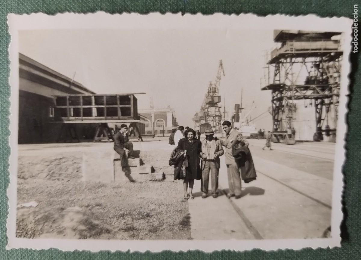 Antique Photography: FOTO DE GRUPO EN EL PUERTO DE BARCELONA A&Ntilde;OS 60