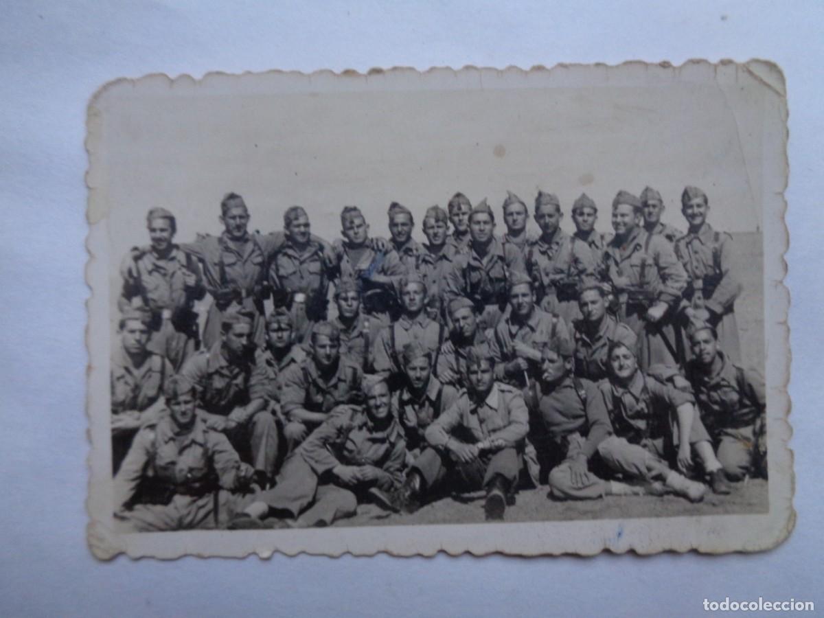 Antique Photography: FOTO DE MILITAR CON ROPA DE CAMPA&Ntilde;A POSANDO EN GRUPO , 1953