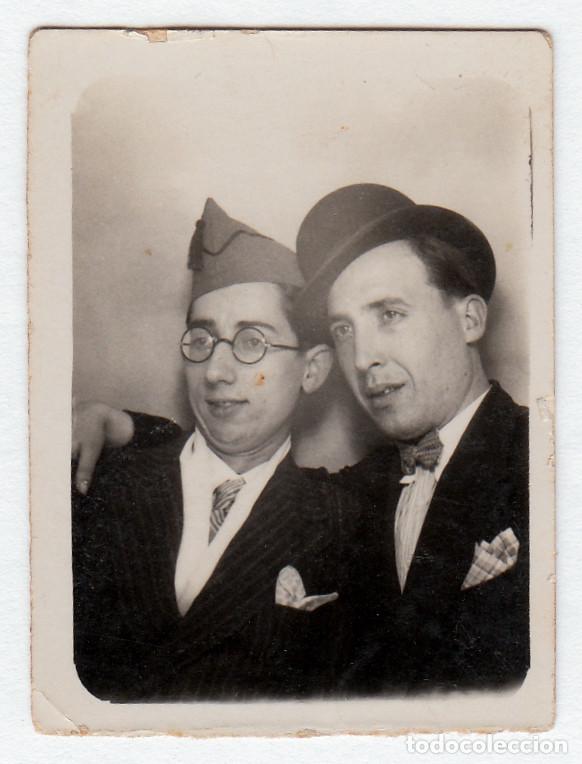 Fotograf&iacute;a antigua: Photomaton. Fotomat&oacute;n. Pareja de chicos con bomb&iacute;n y gorra militar. A&ntilde;os 20-30 aa