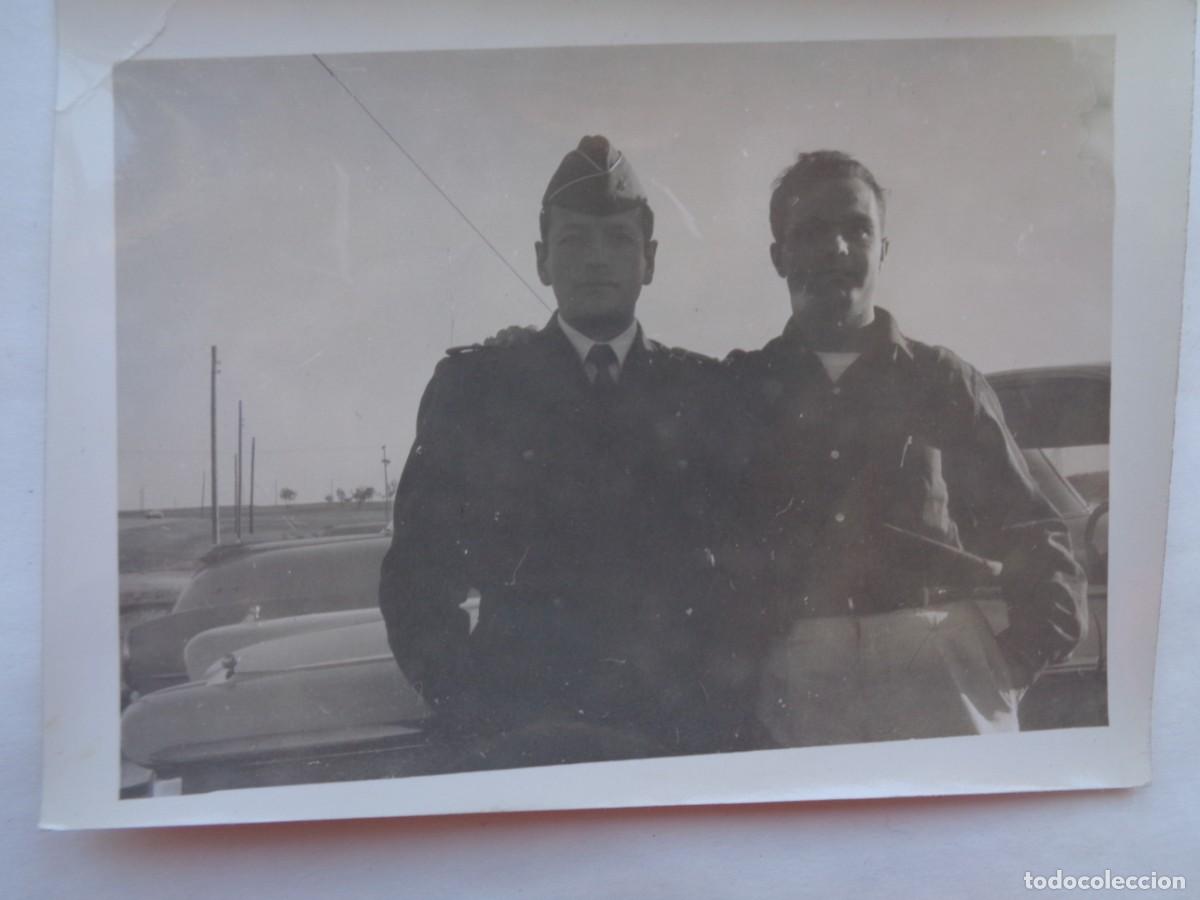 Photographie ancienne: FOTO DE MILITAR Y CIVIL ABRAZADOS