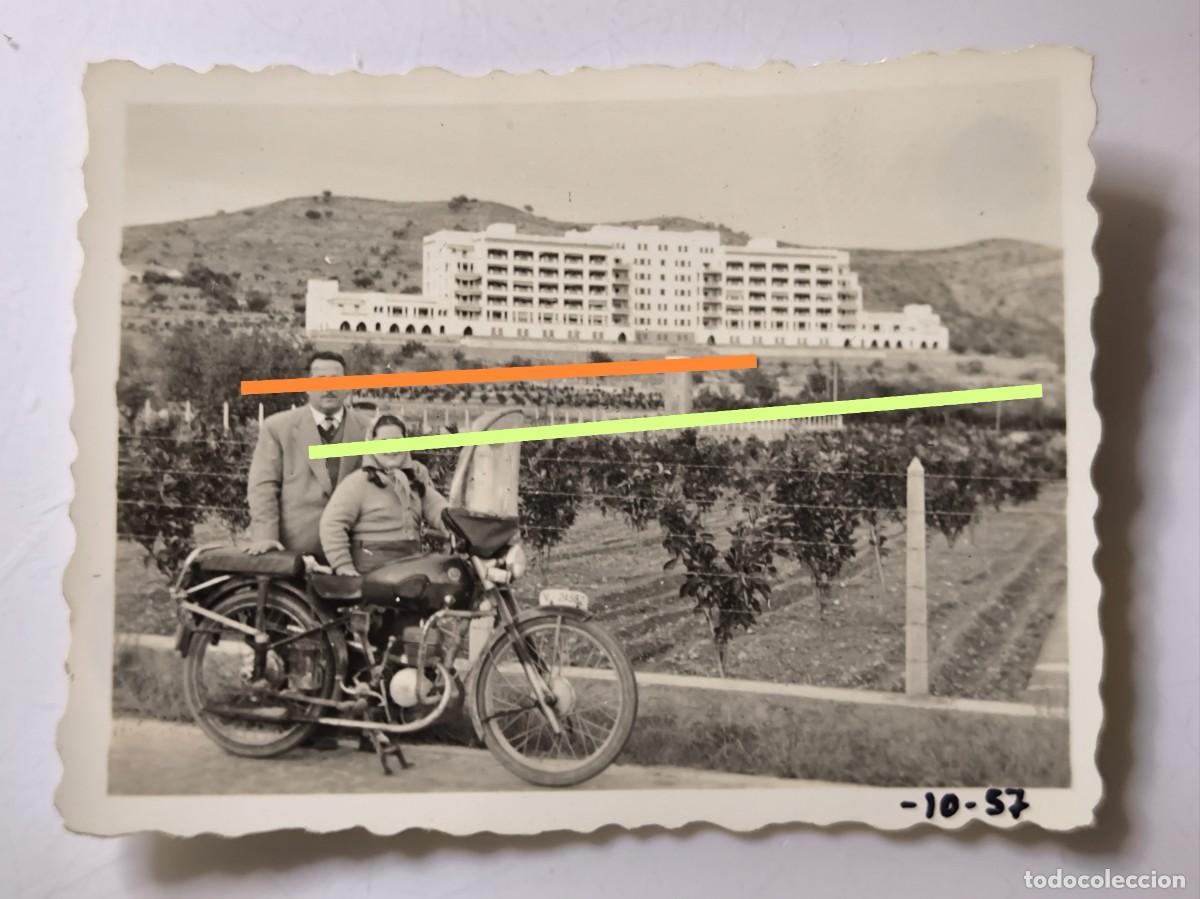 Fotograf&iacute;a antigua: Antigua fotograf&iacute;a. En Castell&oacute;n. Con la motocicleta. A&ntilde;o 1957.