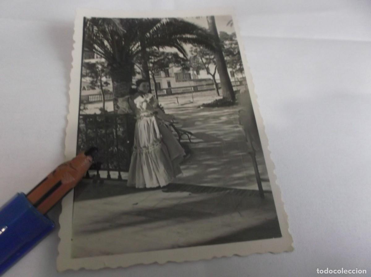 Fotografia antiga: ANTIGUA FOTO EN B/N ,SE&Ntilde;ORITA VESTIDA CON TRAJE DE SEVILLANA EN PUEBLO DE SEVILLA