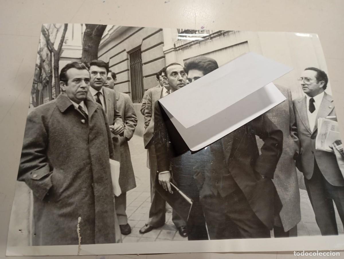 Fotograf&iacute;a antigua: FOTO CARVAJAL - GOLPE ESTADO 23-F ABOGADOS DEFENSA (4-2-1982) LIGERAMENTE RASGADA REF. UR MES 3 B