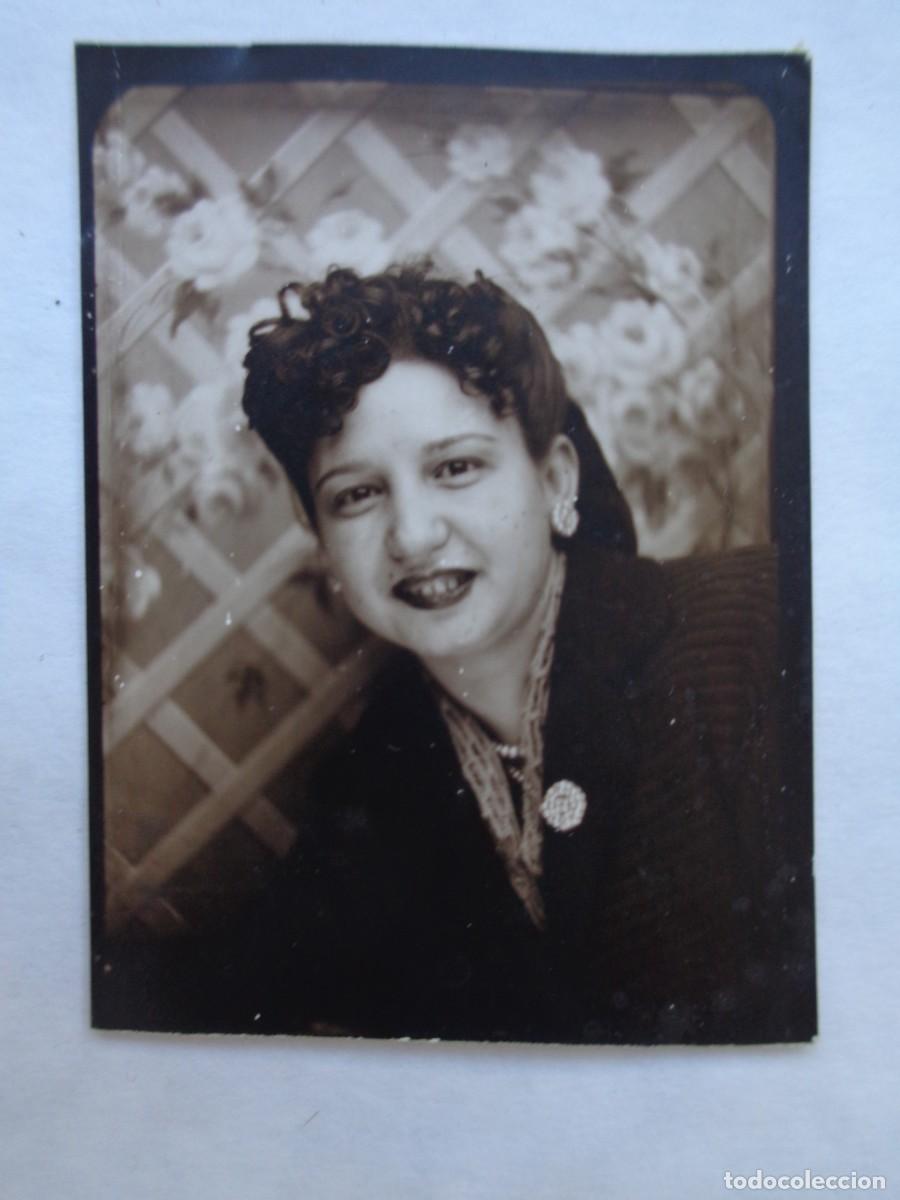 Fotografia antica: FOTOMATON DE SE&Ntilde;ORITA CON BROCHE, FONDO DE REJA Y FLORES , A&Ntilde;OS 40