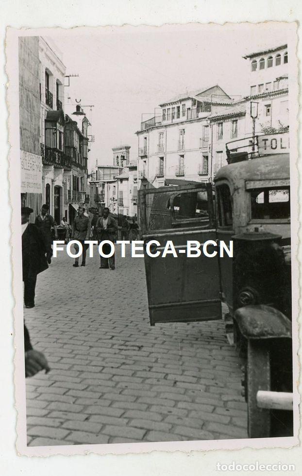 Photographie ancienne: FOTO ORIGINAL TOLEDO CALLE DE LA POBLACION AUTOBUS COMERCIOS A&Ntilde;OS 50