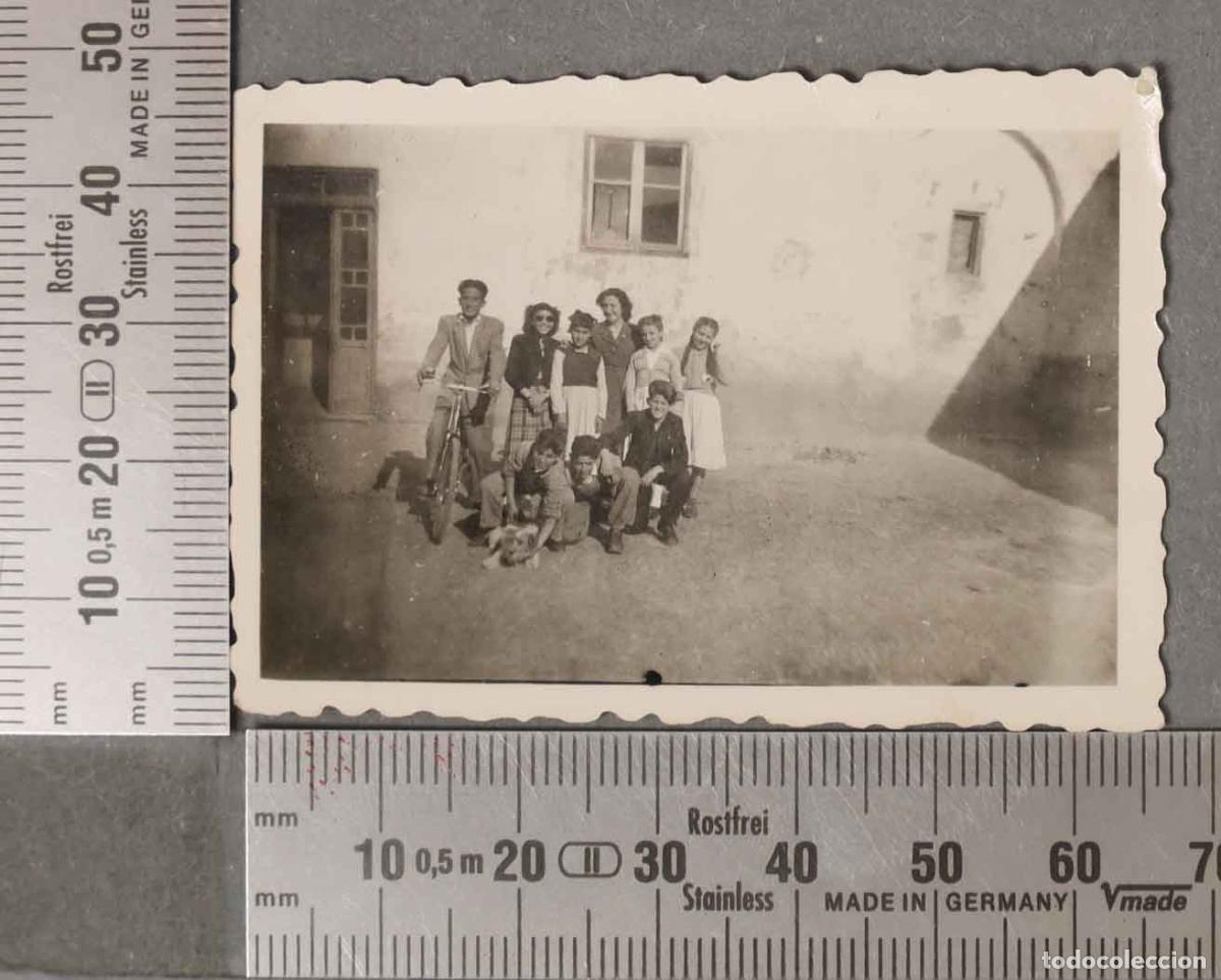 Fotografia antica: FOTOGRAFIA. GRUPO DE JOVENES EN LA CALLE CA 1950