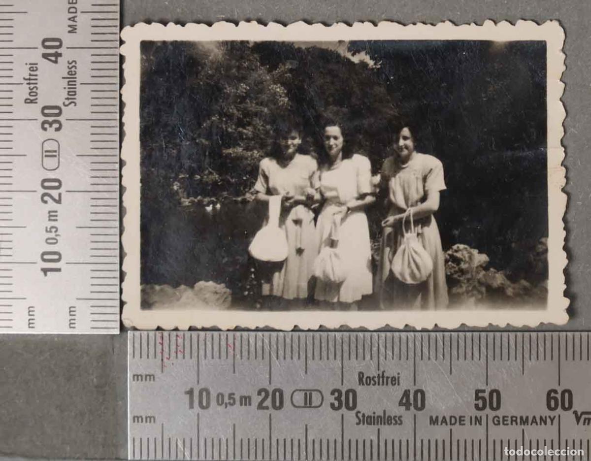 Fotografia antica: FOTOGRAFIA. MUJERES EN PARQUE HACIA 1950