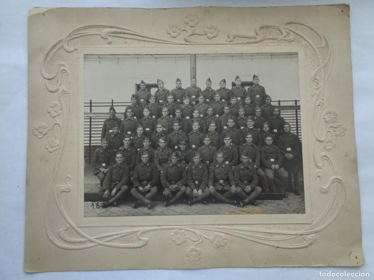 Fotograf&iacute;a antigua: REPUBLICA : GRAN FOTO DE MILITARES DEL 24&ordm; DE INFANTERIA CON SU SARGENTO .. 27 X 34 CM