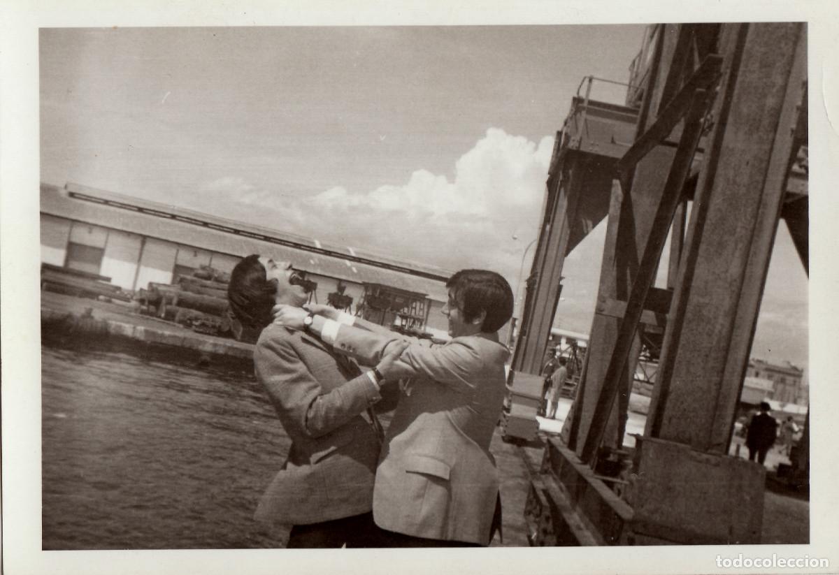 Fotograf&iacute;a antigua: Conocidos cantantes? Pareja chicos peleando de broma junto a una grua en el puerto Valencia? A&ntilde;os 70