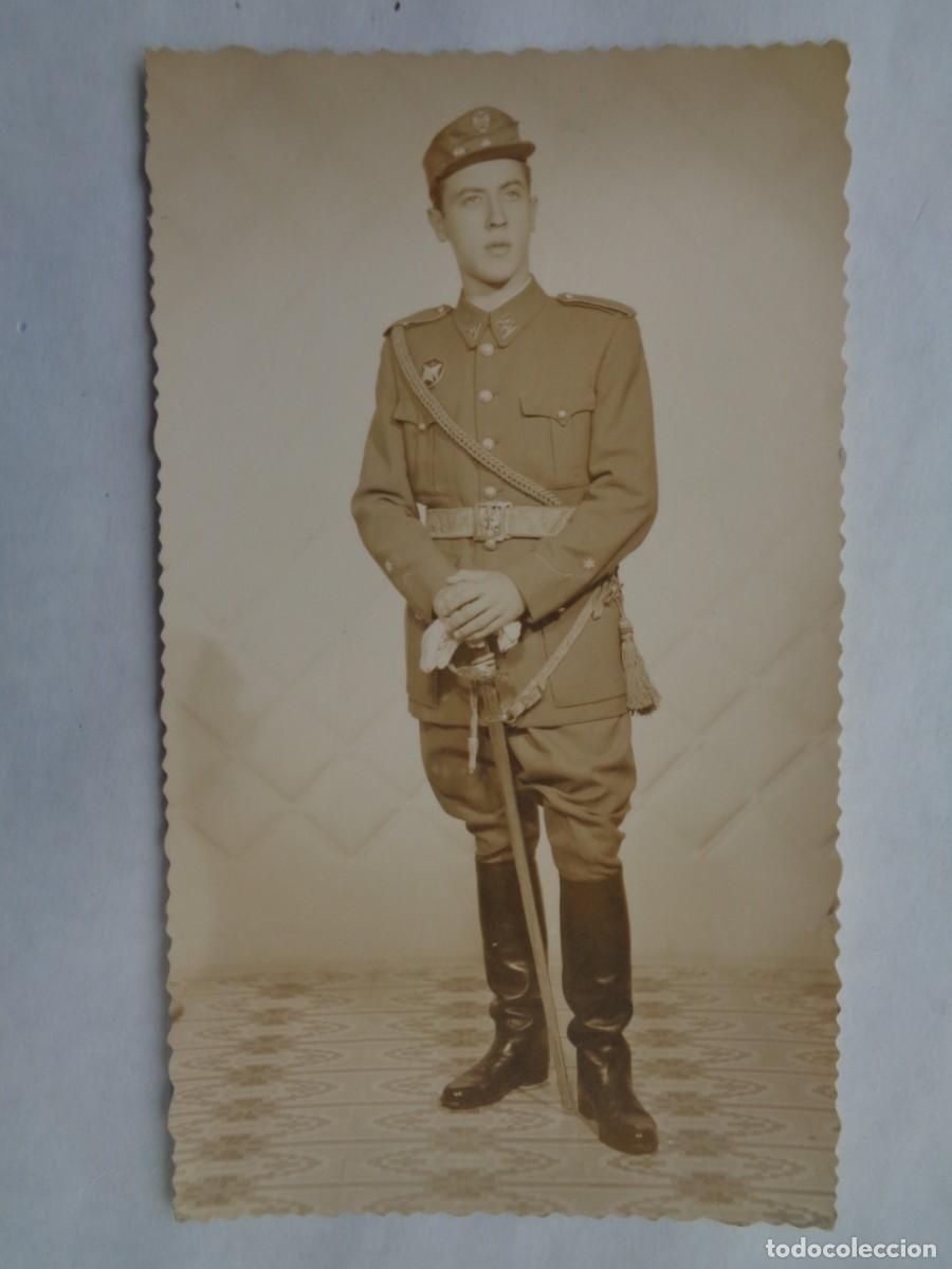 Fotograf&iacute;a antigua: FOTO DE ESTUDIO MILITAR DE INFANTERIA, ALFEREZ DE MILICIA UNIVERSITARIA, CON BOTAS MONTAR Y SABLE