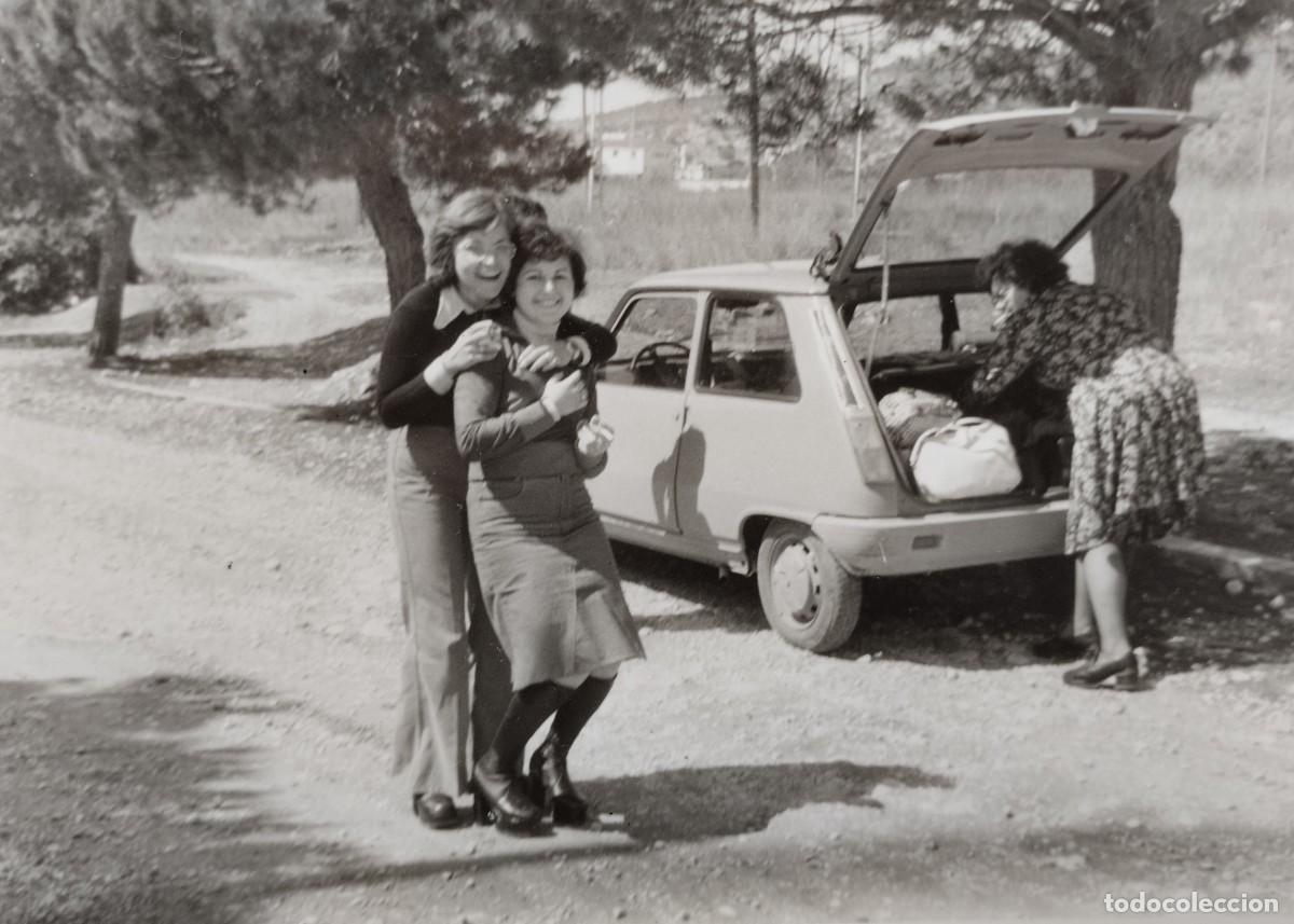 Fotograf&iacute;a antigua: Fotograf&iacute;a antigua de mujeres de viaje en un coche Renault 5. R5. A&ntilde;os 70